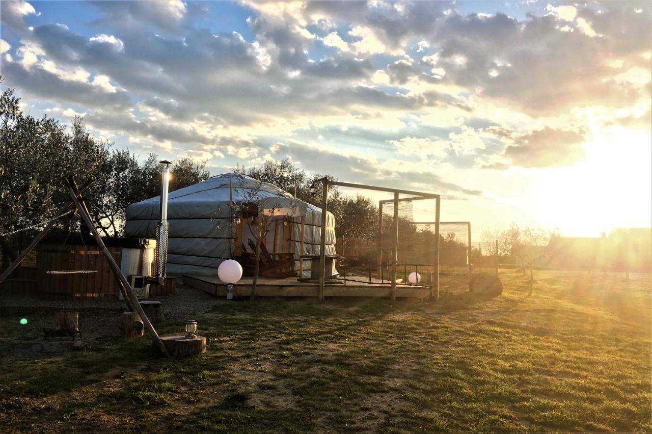 2 CUORI E 1 YURTA Glamping in Tuscany Asciano Bagian luar foto